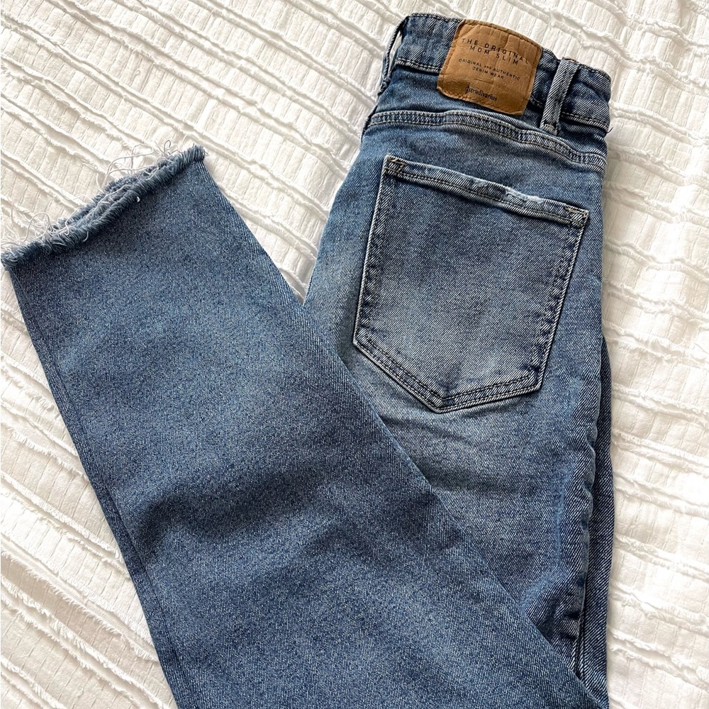 Stradivarius Mom Fit Jeans.        Size: 4